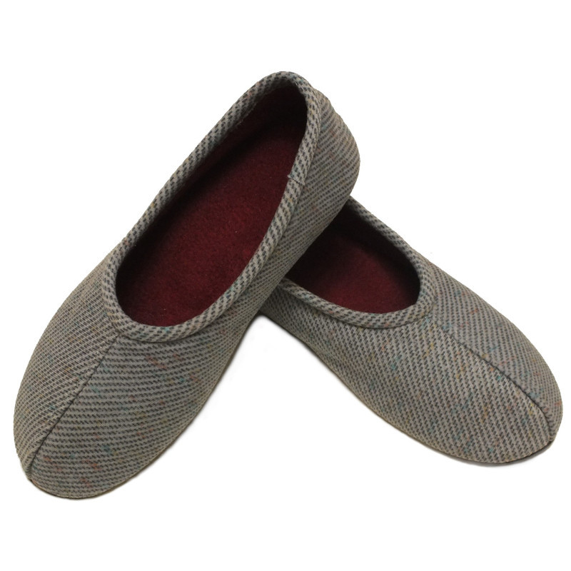 Boy's slippers with heel